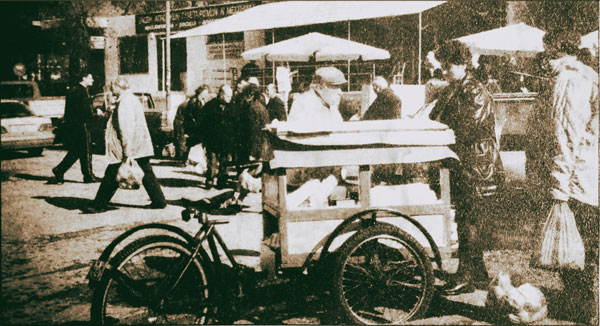 Ο Μάστρο-Παντελής με το καρότσι του, 1937